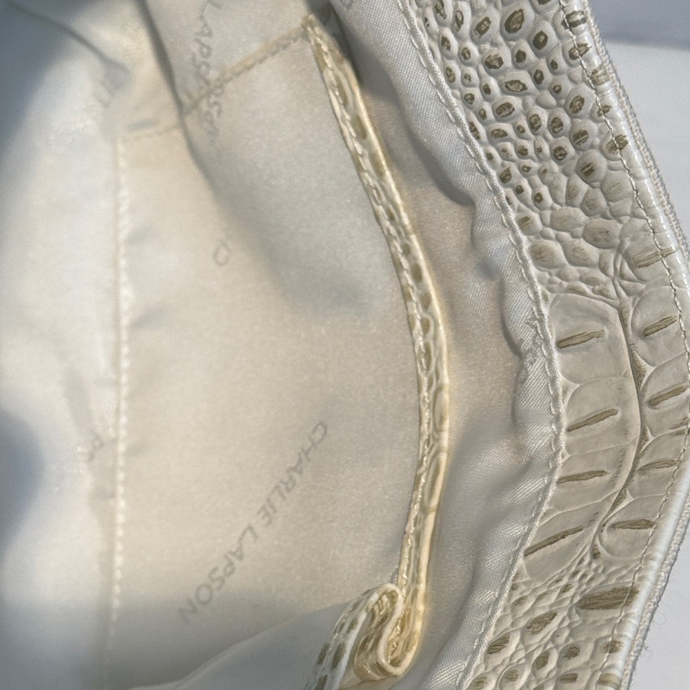 Elegant White Crocodile-Embossed Shoulder Bag - Picture 9 of 14